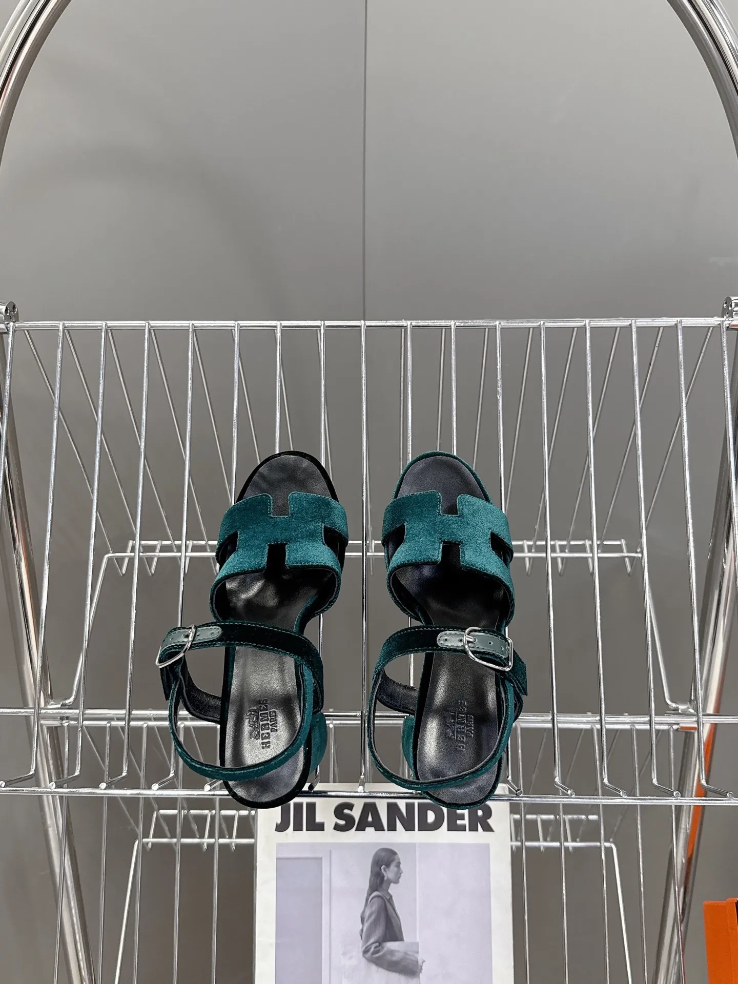 👟👟Ex-factory price 620👟👟 Hermès new spring and summer high-heeled sandals 🧡Upper: imported first-layer suede cowhide, mixed lambskin for feet, original leather outsole. You get what you pay for, genuine materials, whether it is leather, last shape, sole, or craftsmanship, all are consistent with ZP❗️ 🧡Suede high-heeled sandals, classic "H"-shaped upper with flexible ankle strap to highlight the slender ankle, about 9 cm high heels to reshape the body shape, genuine leather soles to enhance style, simple and smooth design, creating a fashionable and feminine look.  🧡Size: 35-39 yards (40 can be customized with no return or exchange) 🧡Color: multi-color 🧡Heel height: about 9 cm at the heel and 2 cm at the bottom